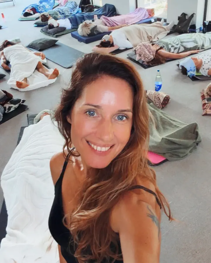 Violeta in a session room
